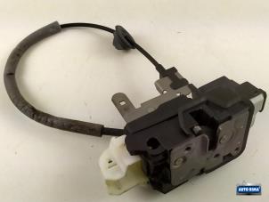 Begagnade Dörrlåsmekanism, 4-dörrars, höger fram Volvo V40 Pris € 34,95 Marginaltabell erbjuds av Auto Rima Druten