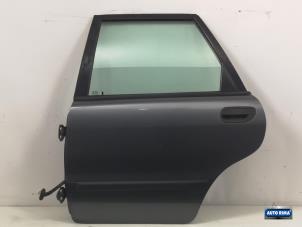 Begagnade Bakdörr, 4-dörrars, vänster Volvo V40 (VW) 1.8 16V Bi-Fuel Pris € 74,95 Marginaltabell erbjuds av Auto Rima Druten