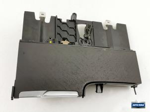 Gebruikte Asbak voor Volvo XC90 II 2.0 T8 16V Twin Engine AWD Prijs € 14,95 Margeregeling aangeboden door Auto Rima Druten