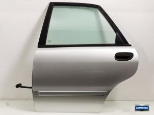 Begagnade Bakdörr, 4-dörrars, vänster Volvo S40 (VS) Pris € 74,95 Marginaltabell erbjuds av Auto Rima Druten