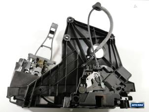 Gebruikte Deurslot Mechaniek 4Deurs links-voor Volvo V70 (BW) 2.4 D5 20V 215 Prijs € 74,95 Margeregeling aangeboden door Auto Rima Druten