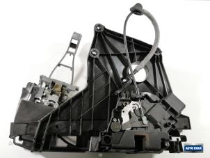 Gebruikte Deurslot Mechaniek 4Deurs links-voor Volvo V70 (BW) 2.4 D5 20V 215 Prijs € 74,95 Margeregeling aangeboden door Auto Rima Druten