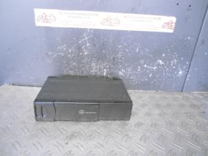 Begagnade CD-växlare Mercedes CLK (R209) 5.0 500 V8 24V Pris på förfrågan erbjuds av de Graaf autodemontage B.V.