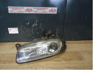 Begagnade Strålkastare, vänster Mazda 323F Pris € 30,00 Marginaltabell erbjuds av de Graaf autodemontage B.V.