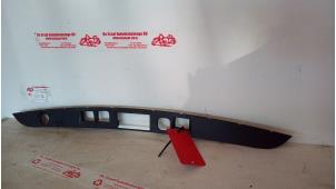 Begagnade Dekorstripe, baklucka Mercedes S (W221) 3.0 S-320 CDI 24V Pris € 25,00 Marginaltabell erbjuds av de Graaf autodemontage B.V.