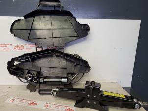 Gebruikte Krik Opel Vivaro 2.5 DTI 16V Prijs € 40,00 Margeregeling aangeboden door de Graaf autodemontage B.V.