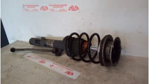Gebruikte Schokdemperpoot rechts-voor BMW 1 serie (E87/87N) 118i 16V Prijs € 50,00 Margeregeling aangeboden door de Graaf autodemontage B.V.