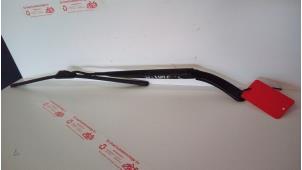 Gebruikte Ruitenwisserarm voor Renault Scénic II (JM) 1.4 16V Prijs € 12,50 Margeregeling aangeboden door de Graaf autodemontage B.V.