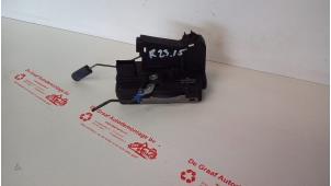 Begagnade Dörrlåsmekanism, 2-dörrars, höger Opel Vivaro 2.5 DTI 16V Pris € 30,00 Marginaltabell erbjuds av de Graaf autodemontage B.V.