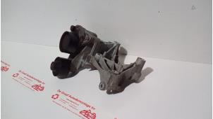 Begagnade Undre fäste, generator Renault Trafic (1FL/2FL/3FL/4FL) 1.6 dCi 95 Pris € 55,00 Marginaltabell erbjuds av de Graaf autodemontage B.V.