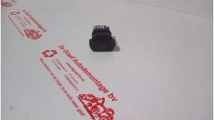 Begagnade Nödbelysningsbrytare Ford Fiesta 5 (JD/JH) 1.3 Pris € 10,00 Marginaltabell erbjuds av de Graaf autodemontage B.V.