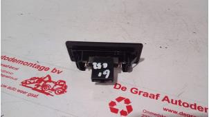 Używane Oswietlenie tablicy rejestracyjnej Skoda Fabia II Combi 1.6 TDI 16V 75 Cena € 10,00 Procedura marży oferowane przez de Graaf autodemontage B.V.