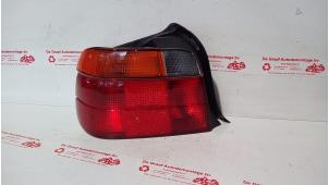 Begagnade Baklykta, vänster BMW 3 serie Compact (E36/5) Pris € 40,00 Marginaltabell erbjuds av de Graaf autodemontage B.V.