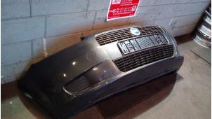 Gebruikte Voorbumper Fiat Grande Punto (199) 1.2 Prijs € 85,00 Margeregeling aangeboden door de Graaf autodemontage B.V.