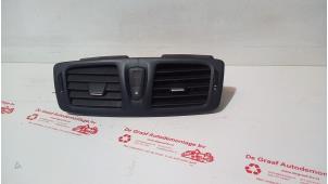 Gebruikte Luchtrooster Dashboard Renault Megane III Grandtour (KZ) 1.5 dCi 110 Prijs op aanvraag aangeboden door de Graaf autodemontage B.V.