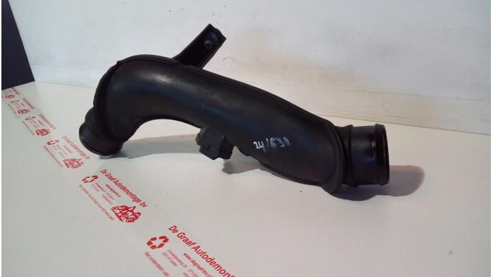 Laddluftkylarrör från en Volkswagen Passat Variant (3C5) 2.0 FSI 16V 2008