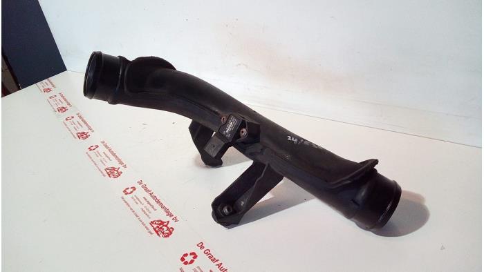 Laddluftkylarrör från en Volkswagen Passat Variant (3C5) 2.0 FSI 16V 2008