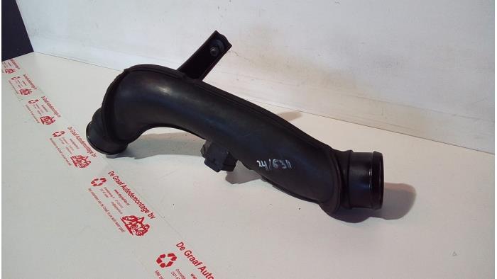 Laddluftkylarrör från en Volkswagen Passat Variant (3C5) 2.0 FSI 16V 2008