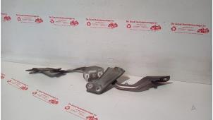 Begagnade Gångjärn, motorhuv Ford Focus 3 1.0 Ti-VCT EcoBoost 12V 100 Pris € 30,00 Marginaltabell erbjuds av de Graaf autodemontage B.V.