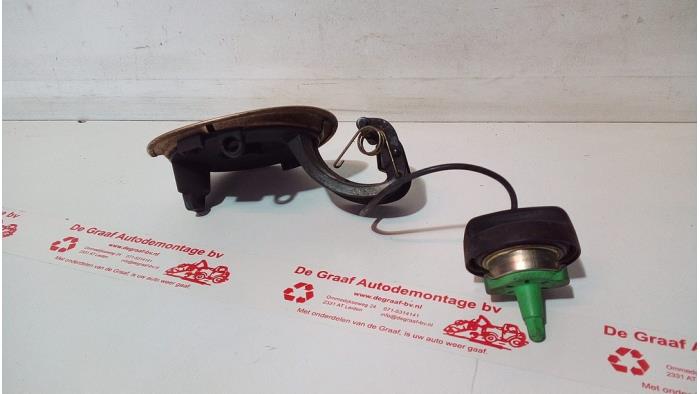 Tanklucka från en MINI Mini One/Cooper (R50) 1.6 16V Cooper 2003