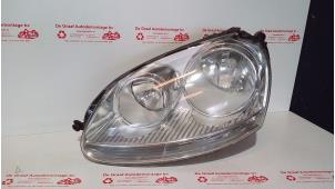 Gebruikte Koplamp links Volkswagen Golf V Variant (1K5) 1.4 TSI 122 16V Prijs € 35,00 Margeregeling aangeboden door de Graaf autodemontage B.V.