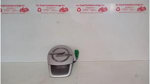 Gebruikte Handgreep Achterklep Opel Agila (B) 1.0 12V Prijs € 30,00 Margeregeling aangeboden door de Graaf autodemontage B.V.