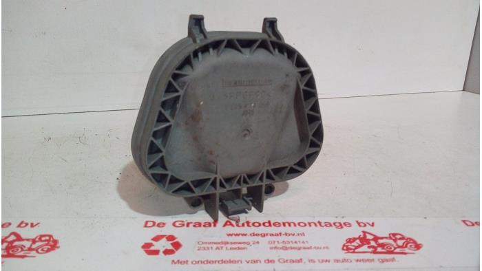 Strålkastarskydd höger från en Volkswagen Transporter/Caravelle T5  2008