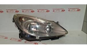Gebruikte Koplamp rechts Opel Corsa D 1.4 16V Twinport Prijs € 40,00 Margeregeling aangeboden door de Graaf autodemontage B.V.