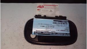 Gebruikte Portiergreep 2Deurs rechts Suzuki Alto (SH410) 1.0 GA,GL Prijs € 20,00 Margeregeling aangeboden door de Graaf autodemontage B.V.