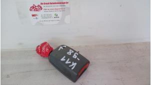 Begagnade Främre bältesspänne, vänster Nissan Micra Pris på förfrågan erbjuds av de Graaf autodemontage B.V.