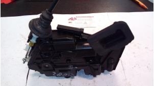 Gebruikte Deurslot Mechaniek 4Deurs links-voor Volkswagen Polo V (6R) 1.2 TDI 12V BlueMotion Prijs op aanvraag aangeboden door de Graaf autodemontage B.V.