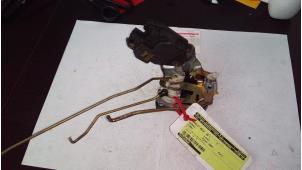 Begagnade Dörrlåsmekanism, 2-dörrars, vänster Suzuki Jimny Pris på förfrågan erbjuds av de Graaf autodemontage B.V.