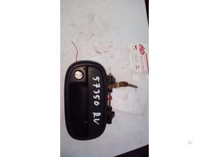 Gebruikte Portiergreep 2Deurs rechts Suzuki Alto (SH410) 1.0 GA,GL Prijs € 20,00 Margeregeling aangeboden door de Graaf autodemontage B.V.