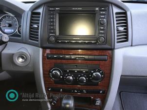 Gebruikte Radio CD Speler Jeep Grand Cherokee (WH/WK) 3.0 CRD V6 24V Prijs op aanvraag aangeboden door "Altijd Raak" Penders