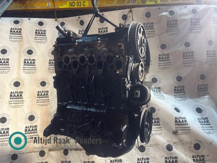 Motor van een Volkswagen Golf 1995