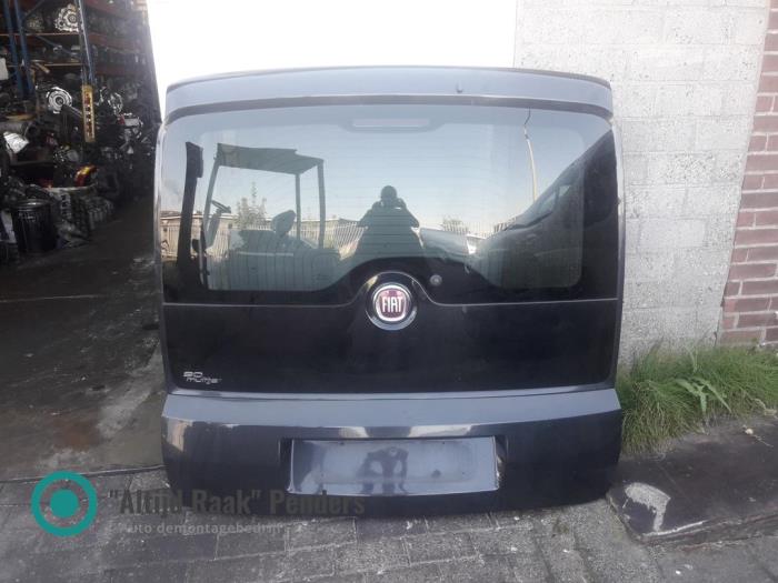 Baklucka från en Fiat Doblo (223A/119) 1.6 16V 2015