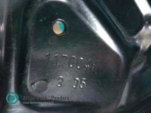 Używane Mechanizm szyby lewej tylnej wersja 2-drzwiowa Volkswagen New Beetle (1Y7) Cena na żądanie oferowane przez "Altijd Raak" Penders