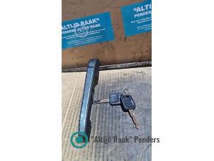 Nieuwe Portiergreep 4Deurs links-voor Audi 100 (C3) Prijs op aanvraag aangeboden door "Altijd Raak" Penders