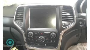 Gebruikte Radio CD Speler Jeep Grand Cherokee (WK/WK2) 3.0 CRD V6 24V Prijs op aanvraag aangeboden door "Altijd Raak" Penders