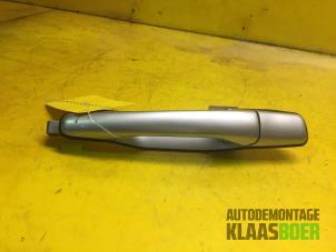 Używane Uchwyt drzwi lewych tylnych wersja 4-drzwiowa Mitsubishi Outlander (CU) 2.0 16V 4x2 Cena € 20,00 Procedura marży oferowane przez Autodemontage Klaas Boer