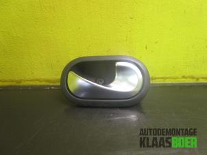 Begagnade Dörrhandtag, 2-dörrars, höger Renault Megane II (BM/CM) 1.6 16V Pris € 15,00 Marginaltabell erbjuds av Autodemontage Klaas Boer