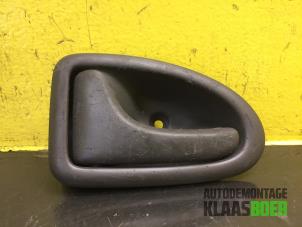 Begagnade Bakdörr, 4-dörrars, vänster Renault Megane Scenic Pris € 10,00 Marginaltabell erbjuds av Autodemontage Klaas Boer