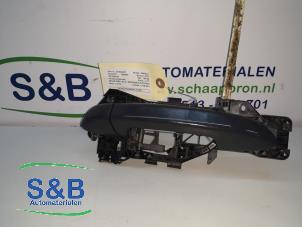 Używane Uchwyt drzwi lewych tylnych wersja 4-drzwiowa Volkswagen Passat (362) 2.0 TDI 16V 140 Cena € 25,00 Procedura marży oferowane przez Schaap & Bron