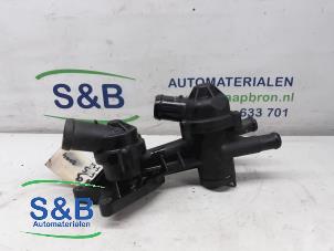 Używane Obudowa termostatu Volkswagen Golf V (1K1) 1.6 FSI 16V Cena € 70,00 Procedura marży oferowane przez Schaap & Bron
