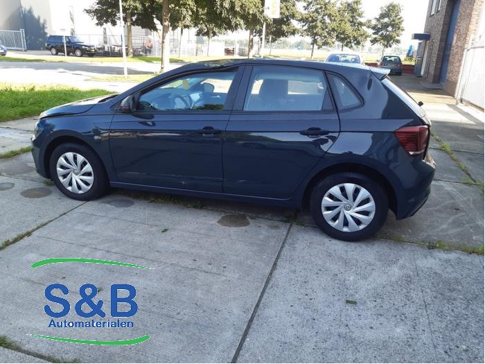 Buitenspiegel links van een Volkswagen Polo VI (AW1) 1.0 12V BlueMotion Technology 2018