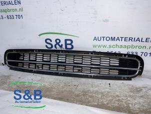 Używane Kratka zderzaka Mini Mini (R56) 1.6 16V Cooper Cena € 35,00 Procedura marży oferowane przez Schaap & Bron