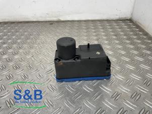 Używane Pompa prózniowa elektrycznego zamka drzwiowego Volkswagen Golf IV (1J1) 1.6 Cena € 38,00 Procedura marży oferowane przez Schaap & Bron