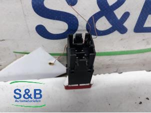 Gebruikte Paniekverlichtings Schakelaar Volkswagen Golf V (1K1) 1.9 TDI Prijs € 25,00 Margeregeling aangeboden door Schaap & Bron