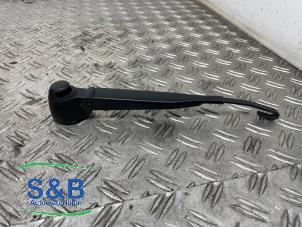 Gebruikte Ruitenwisserarm achter Audi 80 Avant (B4) 2.0 E 16V Prijs € 20,00 Margeregeling aangeboden door Schaap & Bron