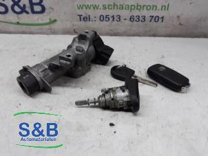 Używane Zestaw zamków Volkswagen Transporter T5 2.0 TDI DRF Cena € 100,00 Procedura marży oferowane przez Schaap & Bron